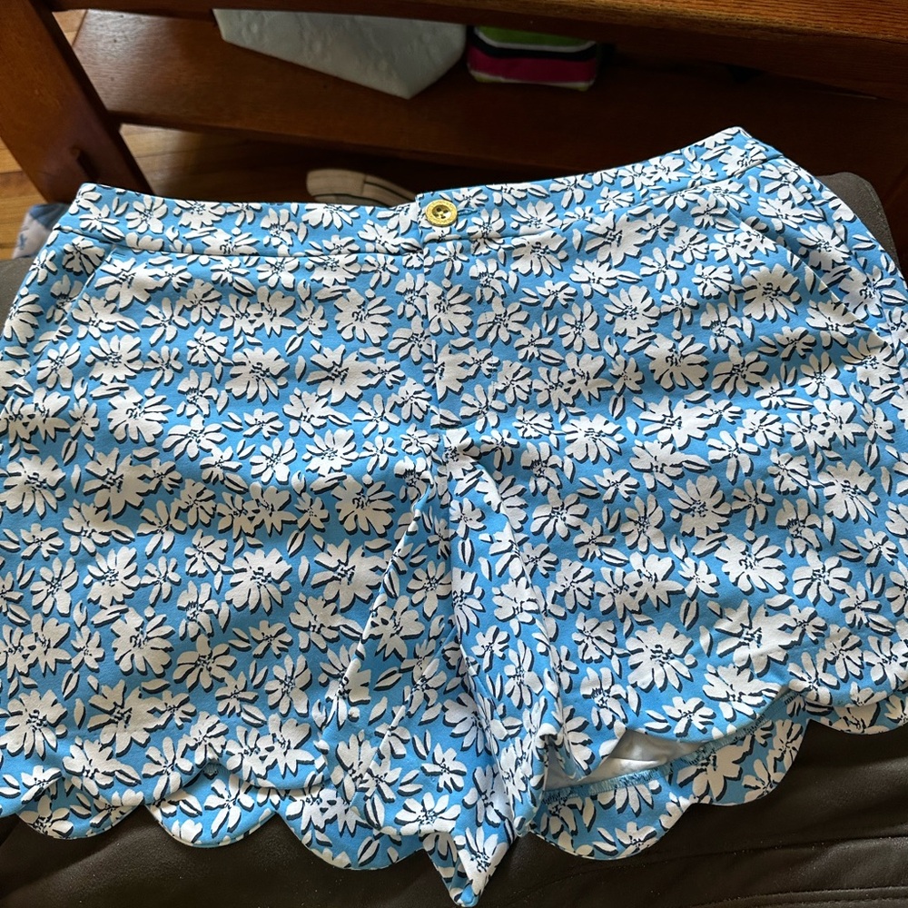 Floral Blue and White Women's Shorts size 12 Lilly palm beach petals
